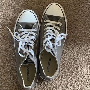Gray men’s converse low tops